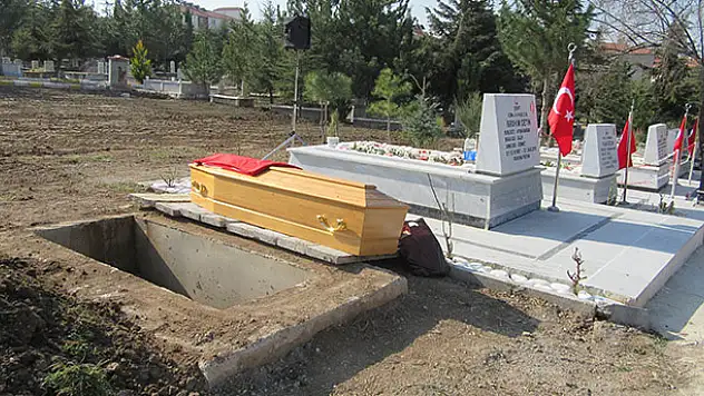 Şehidin cenazesi 22 yıl sonra silah arkadaşlarının yanına defnedildi