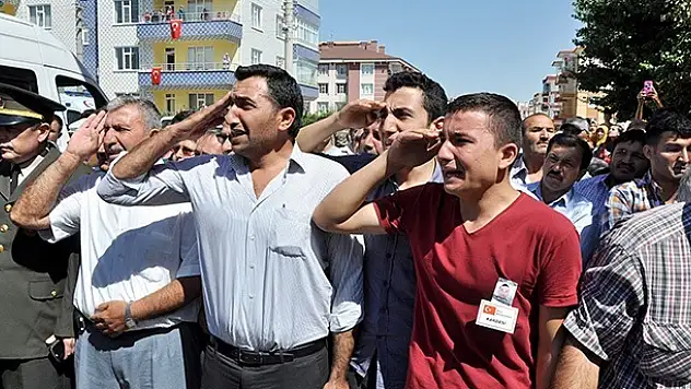 Şehidin Naaşını Asker Selamıyla Karşıladılar