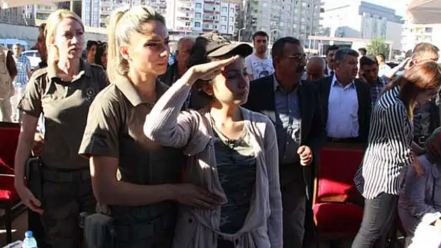 Şehidin nişanlısından asker selamlı uğurlama