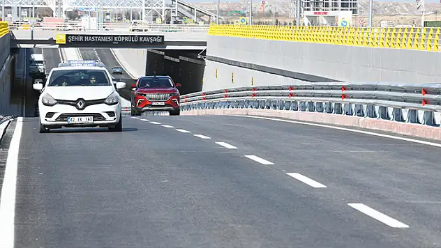 Şehir Hastanesi Köprülü Kavşağı'nın alt geçidi ulaşıma açıldı 