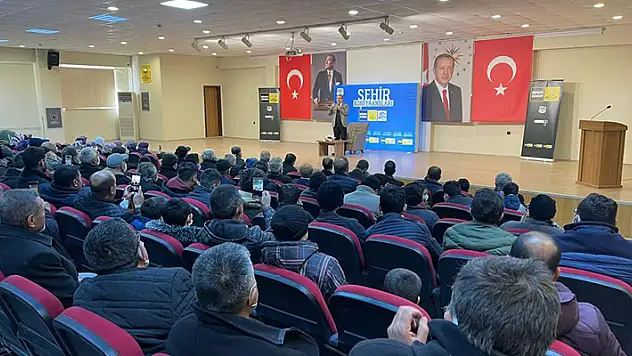 Şehir Konferansları sevilen isimleri ilçelerdeki vatandaşlarla buluşturdu
