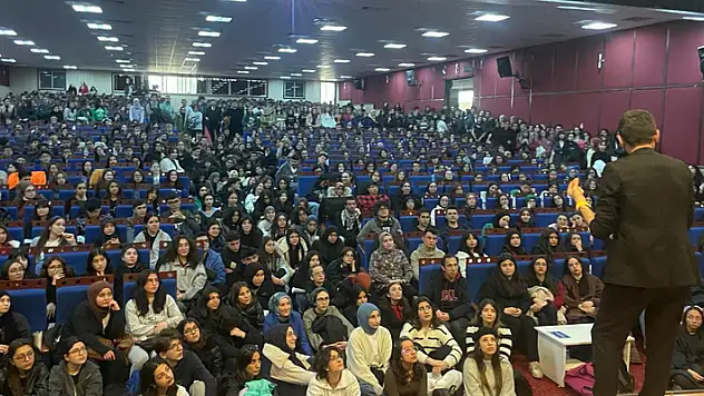 Şehir Konferanslarında 'Sınav Kazandıran Taktikler' konulu konferanslar ilçelerdeki gençler tarafından yoğun ilgi gördü 