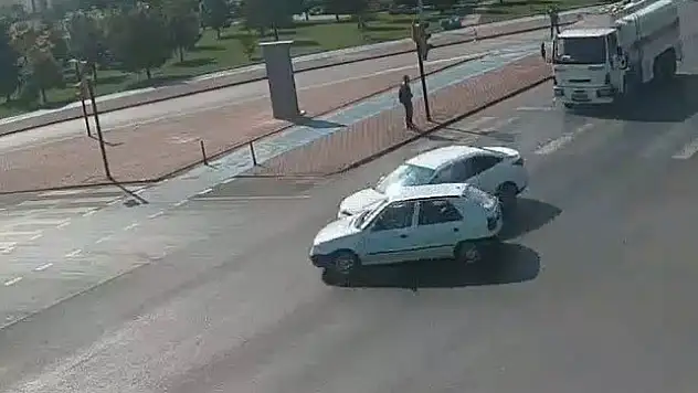 Şehir polis kamerasına yansıdı! Konya'da iki araç böyle çarpıştı
