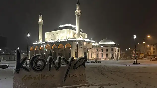 Şehirlerarası yolculuk yapacaklar dikkat! Konya'da kar yağışından okullar tatil oldu, yollar ulaşıma kapandı