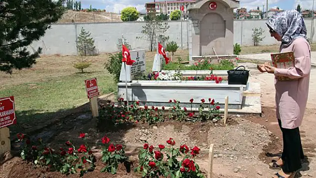 Şehit anne ve bebeğinin mezarına ziyaretçi akını