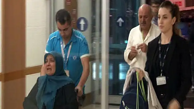 Şehit annesi Hac'dan tekerlekli sandalye ile döndü