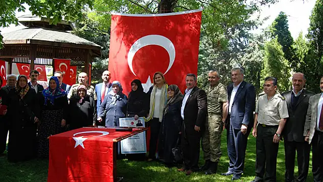 Şehit annesine arsa hediye ettiler