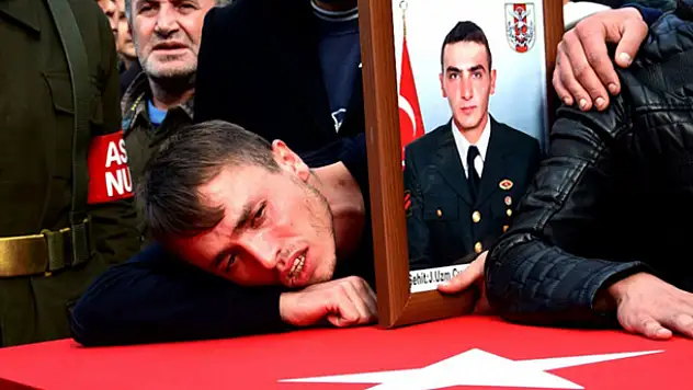Şehit arkadaşının tabutuna sarılmıştı: O da şehit oldu