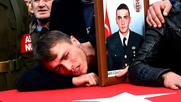 Şehit arkadaşının tabutuna sarılmıştı: O da şehit oldu