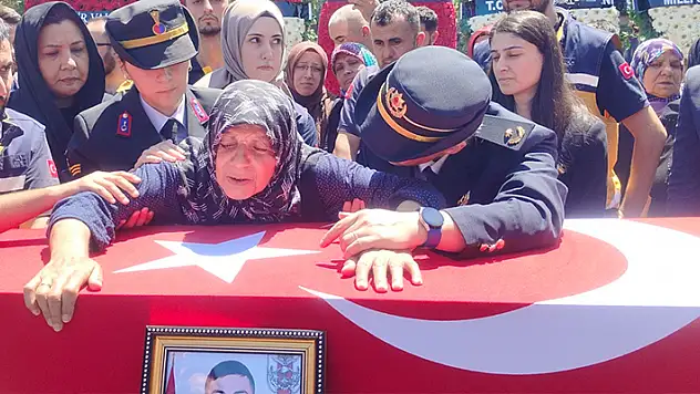 Şehit Astsubay Çavuş, son yolculuğuna uğurlandı annesi törene sedye ile getirildi
