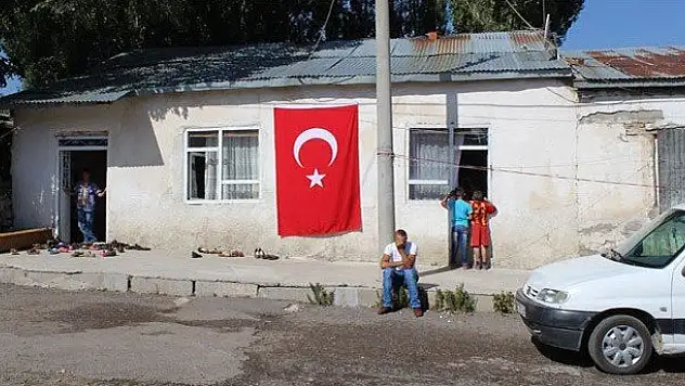 Şehit astsubayın baba ocağına ateş düştü