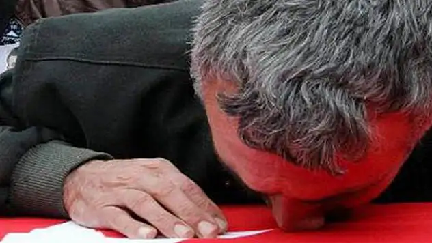 Şehit babası oğlunu vuran teröristin fotoğrafını paylaştı