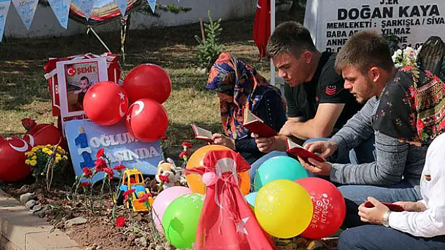 Şehit bebeğin ilk doğum günü mezarında kutlandı