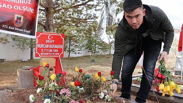 Şehit bebeğinin mezarı başında buruk doğum günü