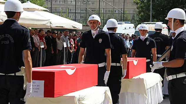 Şehit eşi: İkisini bir koyun ne olur, benim yavrum korkar