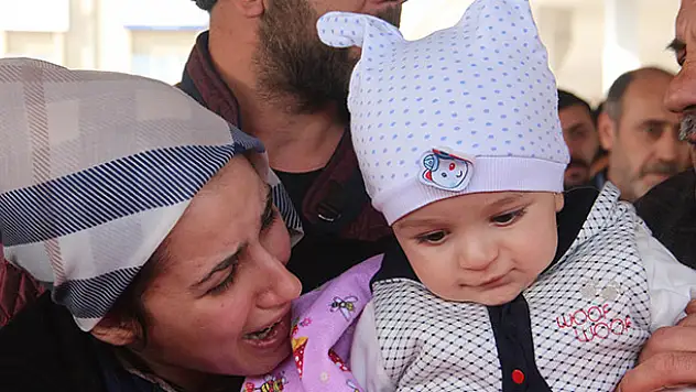 Şehit eşini 9 aylık bebeğiyle uğurladı