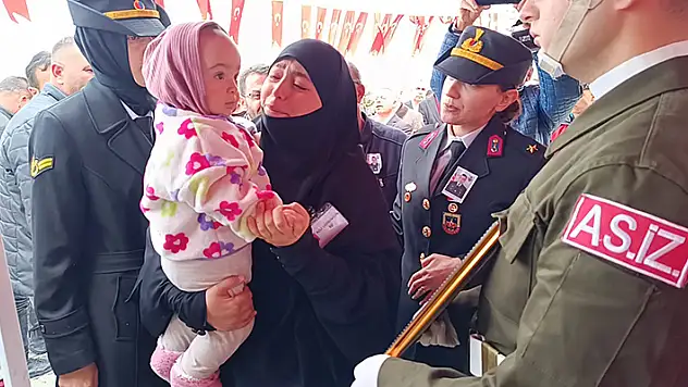 Şehit eşini, son yolculuğuna kucağında 1 yaşındaki kızıyla uğurladı
