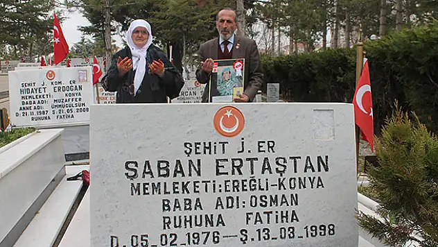 Şehit oğlunun boş mezarını ziyaret ediyor