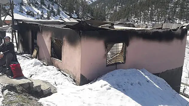 Şehit oğlunun maaşıyla yaptırdığı evi yandı