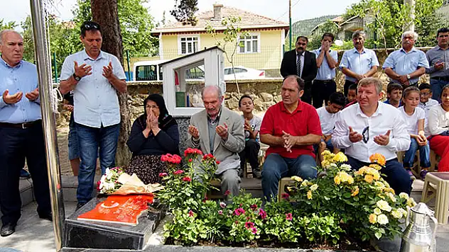Şehit öğretmen Aybüke Yalçın kabri başında anıldı