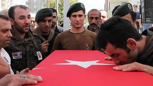 Şehit özel harekat polisini kardeşleri böyle uğurladı