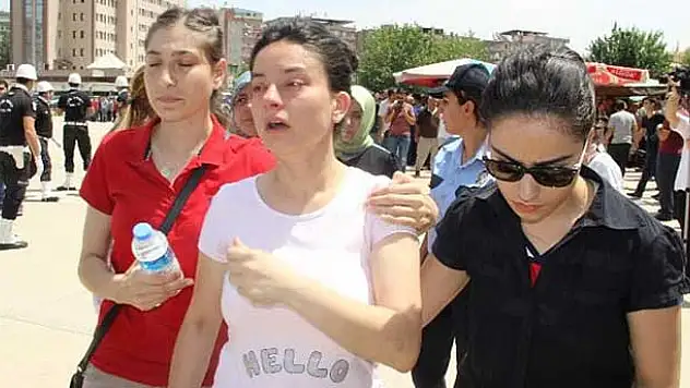 Şehit polis memleketine uğurlandı. Eşi ayakta zor durdu