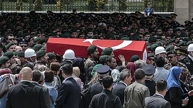 Şehit polisi son yolculuğuna meslektaşları uğurladı