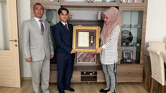 Şehit polisin eşine Devlet Övünç Madalyası verildi