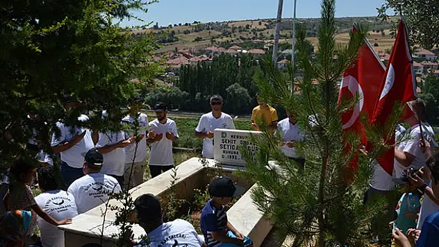 Şehit silah arkadaşlarını mezarı başında andılar
