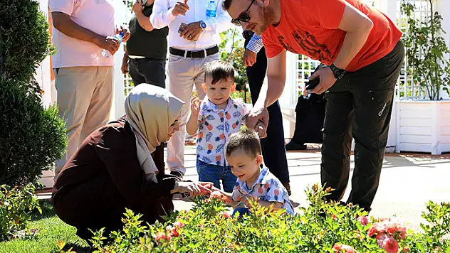 Şehit yakınları ile ve gaziler Karatay Belediyesinin gül ve lavanta bahçelerini gezdi
