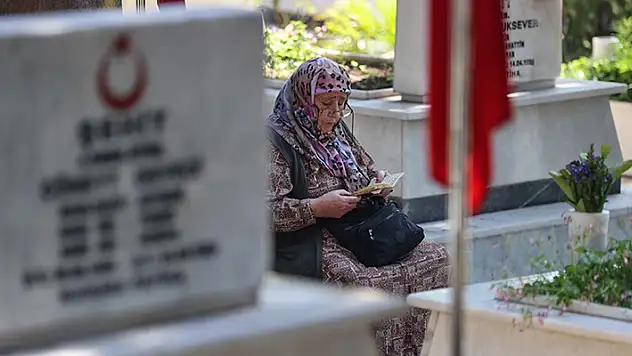 Şehit yakınları ve gaziler bayram arifesinde şehitlikleri ziyaret etti

