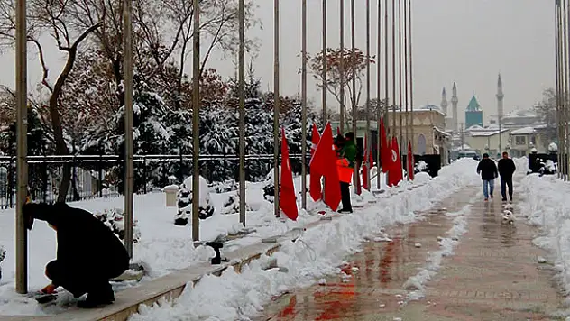 Şehitler Abidesi'nin  bayrakları değiştirildi