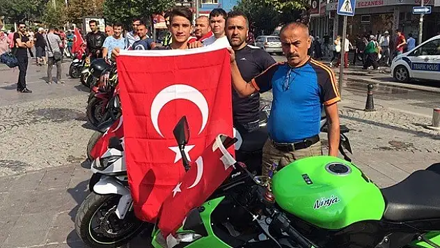 Şehitler İçin Yürüdüler