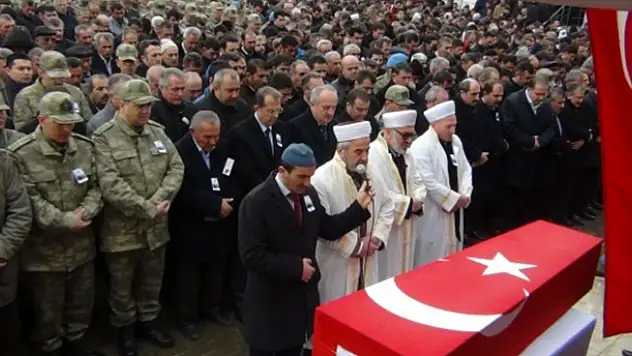 Şehitleri onbinler uğurladı