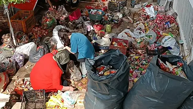 Sel ekmek teknelerini yutunca düğünü ertelemek zorunda kaldılar
