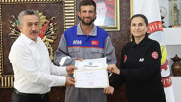 Sel felaketinde görev alan AFAD gönüllülerine teşekkür belgesi
