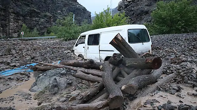 Sel mahalleyi vurdu okul, sağlık ocağı ve 10 ev hasar gördü
