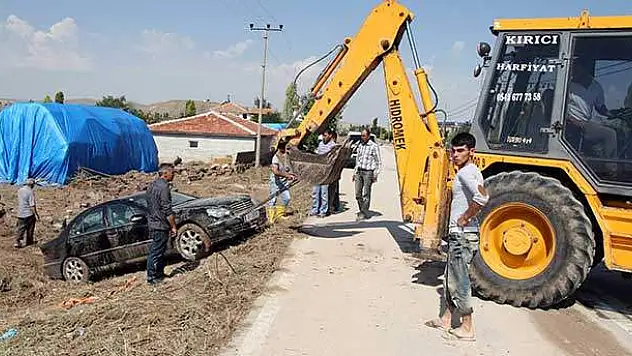 Sel suları otomobili sürükledi, duvarları yıktı