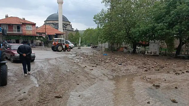 Sel suları parke taşlarını yerinden söküp önüne ne kattıysa sürükledi
