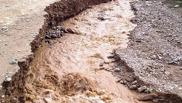 Sel suları yolu yuttu