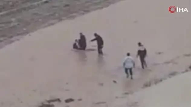 Sel sularına kapılan çocuğu vatandaşlar böyle kurtardı