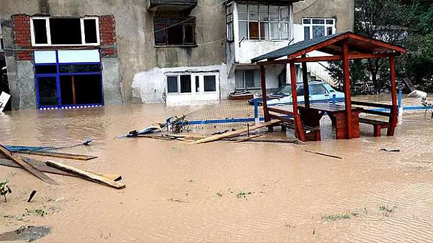 Sel ve heyelan sonucu mahsur kalan 31 kişi tahliye edildi