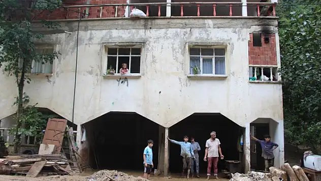 Sel ve heyelandan torunları ile birlikte mağaraya sığınarak kurtuldu
