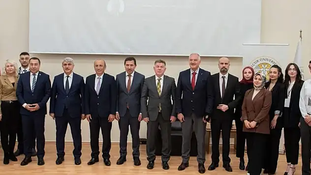 Selahaddin Menteş, Selçuk Üniversitesinde öğrencilerle bir araya geldi
