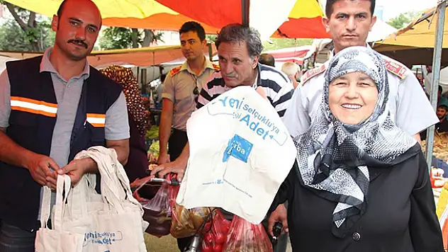 Selçuk Belediyesi 20 bin adet bez torba dağıttı
