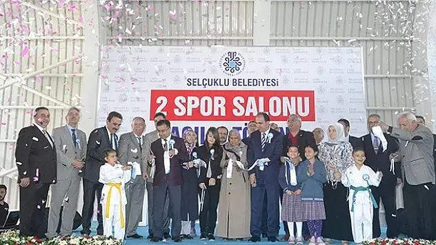 Selçuk'da iki okula iki spor salonu açılışı yapıldı