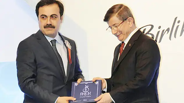 Selçuk Öztürk Başbakan Davutoğlu'na Ahilik kitabı hediye etti