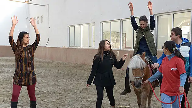 Selçuk'ta Atlı Terapi Binicilik Antrenörleri Yetiştiriliyor