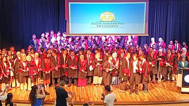 Selçuk Tıp 16. dönem mezunları kep fırlattı