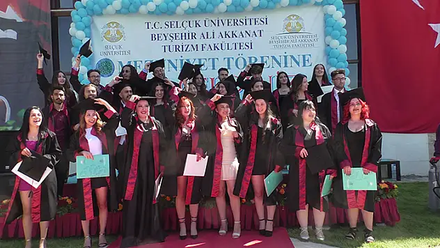 Selçuk Üniversitesi Beyşehir Ali Akkanat Turizm Fakültesi'nde mezuniyet heyecanı
